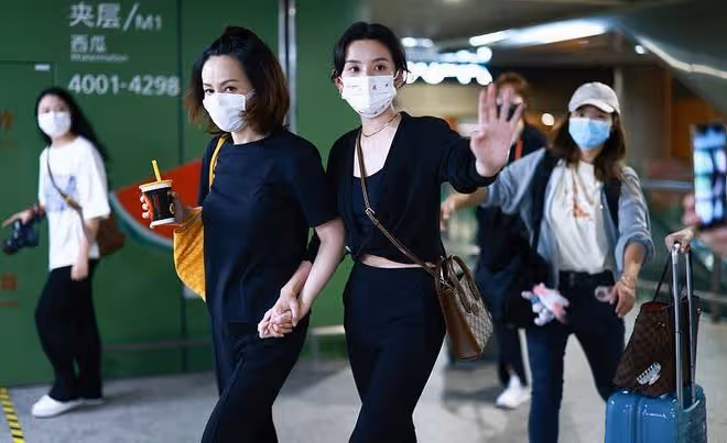 合體走機場，宋祖兒背萬元大牌炫腹，大28歲王琳靠王菲同款搶風頭