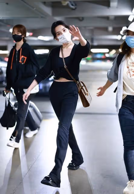合體走機場，宋祖兒背萬元大牌炫腹，大28歲王琳靠王菲同款搶風頭