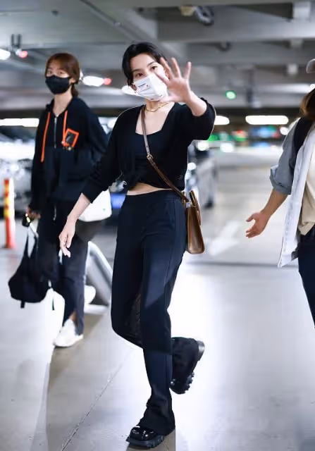 合體走機場，宋祖兒背萬元大牌炫腹，大28歲王琳靠王菲同款搶風頭