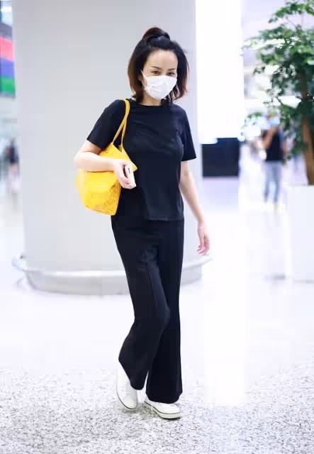 合體走機場,宋祖兒背萬元大牌炫腹,大28歲王琳靠王菲同款搶風頭