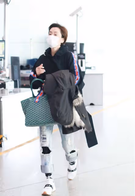 合體走機場,宋祖兒背萬元大牌炫腹,大28歲王琳靠王菲同款搶風頭