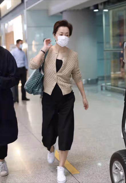 合體走機場,宋祖兒背萬元大牌炫腹,大28歲王琳靠王菲同款搶風頭