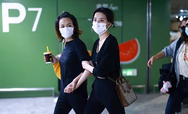 合體走機場,宋祖兒背萬元大牌炫腹,大28歲王琳靠王菲同款搶風頭