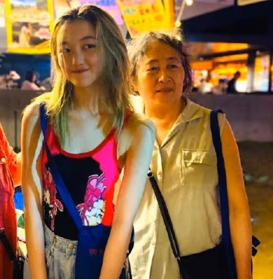 李嫣和閨蜜聚餐，換回黑髮色很青春，穿兩分褲秀腿衣著依舊很大膽