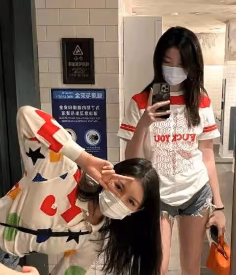 李嫣和閨蜜聚餐，換回黑髮色很青春，穿兩分褲秀腿衣著依舊很大膽