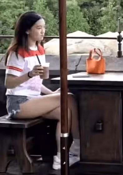 李嫣和閨蜜聚餐，換回黑髮色很青春，穿兩分褲秀腿衣著依舊很大膽