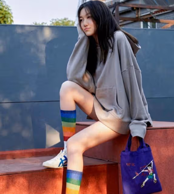 李嫣和閨蜜聚餐,換回黑髮色很青春,穿兩分褲秀腿衣著依舊很大膽