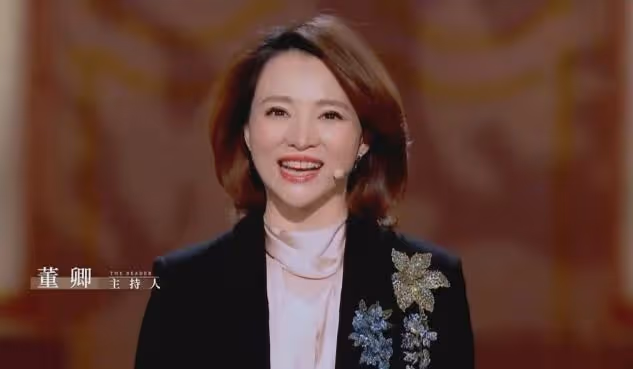 被詠梅的氣質折服了！同框董卿錄製朗讀者，褲裝披風出場就被吸引