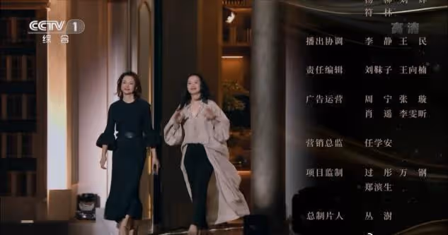 被詠梅的氣質折服了！同框董卿錄製朗讀者，褲裝披風出場就被吸引