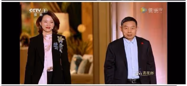 被詠梅的氣質折服了！同框董卿錄製朗讀者，褲裝披風出場就被吸引