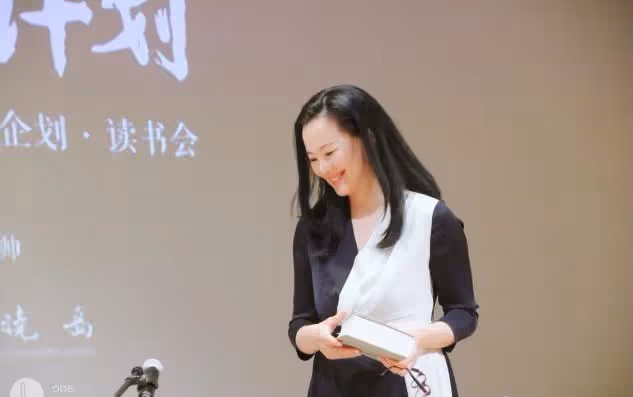 被詠梅的氣質折服了！同框董卿錄製朗讀者，褲裝披風出場就被吸引