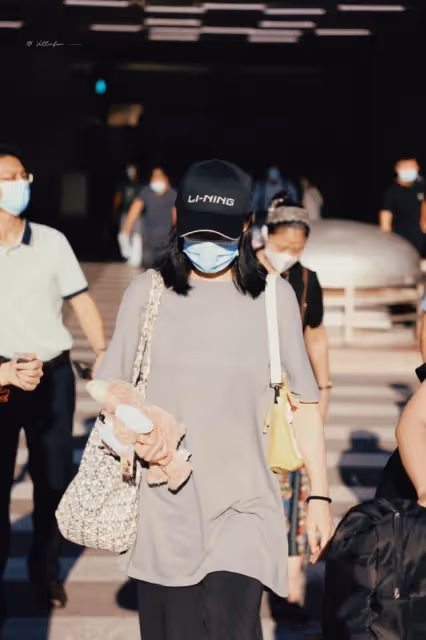 被詠梅的氣質折服了！同框董卿錄製朗讀者，褲裝披風出場就被吸引