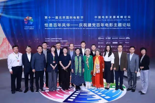 湯唯終於放棄黑長直，卷髮亮相背影均勻，白衣黑褲有鞏俐那范兒
