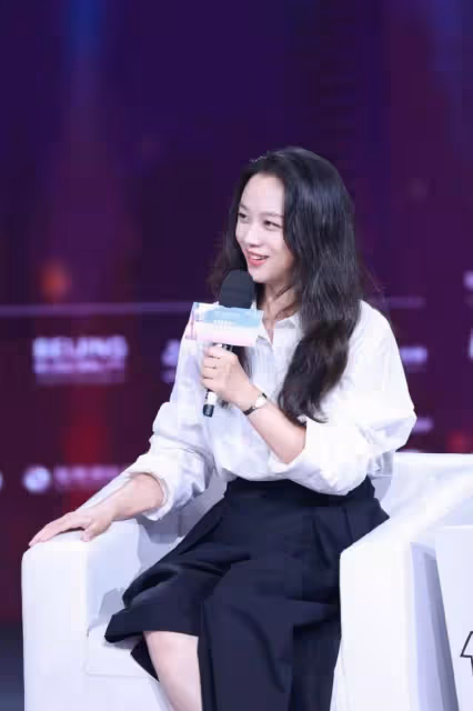 湯唯終於放棄黑長直，卷髮亮相背影均勻，白衣黑褲有鞏俐那范兒