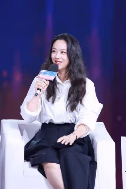 湯唯終於放棄黑長直，卷髮亮相背影均勻，白衣黑褲有鞏俐那范兒