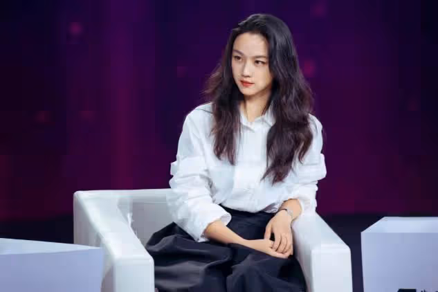 湯唯終於放棄黑長直，卷髮亮相背影均勻，白衣黑褲有鞏俐那范兒