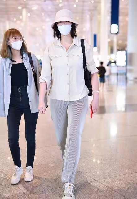 惠若琪產後首次走機場，生娃3月胖了一圈，身材豐腴氣質變化太大