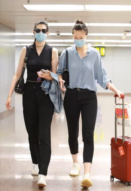 惠若琪產後首次走機場，生娃3月胖了一圈，身材豐腴氣質變化太大