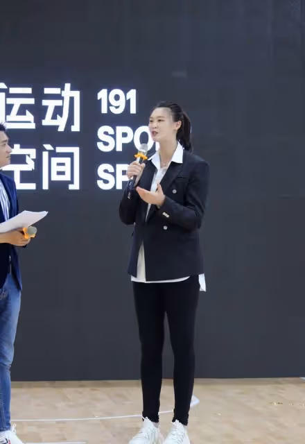 惠若琪產後首次走機場，生娃3月胖了一圈，身材豐腴氣質變化太大