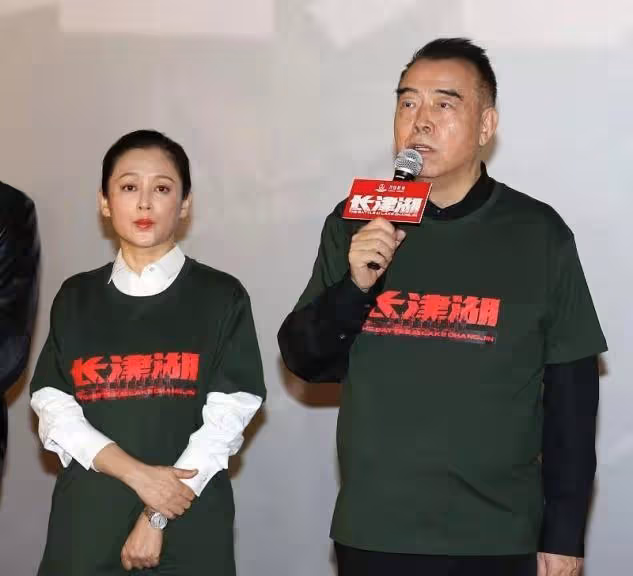 陳紅復出為陳凱歌站台，穿衣暴露60歲審美，塗死亡芭比粉更要命