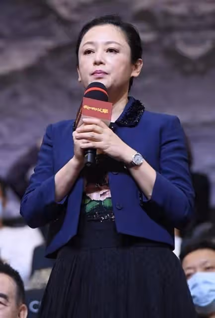 陳紅復出為陳凱歌站台，穿衣暴露60歲審美，塗死亡芭比粉更要命