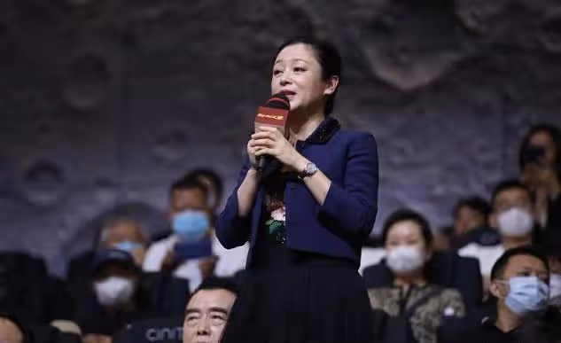 陳紅復出為陳凱歌站台，穿衣暴露60歲審美，塗死亡芭比粉更要命