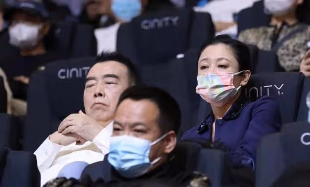 陳紅復出為陳凱歌站台，穿衣暴露60歲審美，塗死亡芭比粉更要命