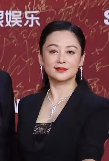 陳紅復出為陳凱歌站台，穿衣暴露60歲審美，塗死亡芭比粉更要命