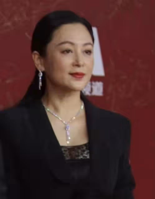陳紅復出為陳凱歌站台，穿衣暴露60歲審美，塗死亡芭比粉更要命