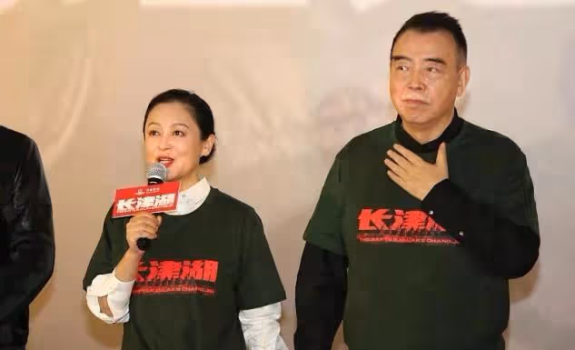 陳紅復出為陳凱歌站台，穿衣暴露60歲審美，塗死亡芭比粉更要命