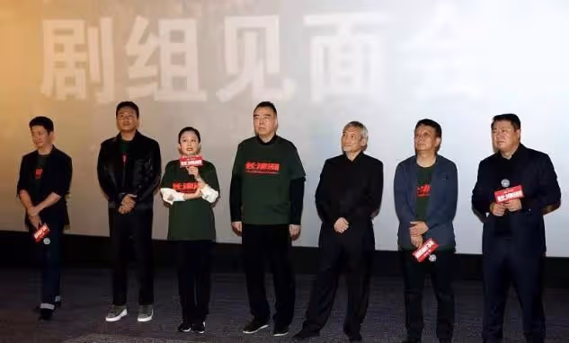 陳紅復出為陳凱歌站台，穿衣暴露60歲審美，塗死亡芭比粉更要命