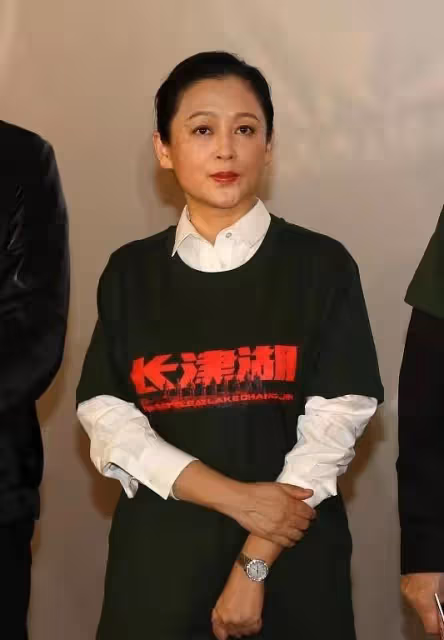 陳紅復出為陳凱歌站台，穿衣暴露60歲審美，塗死亡芭比粉更要命