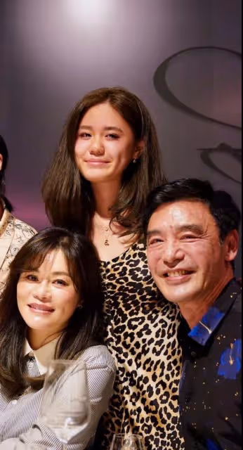 鍾鎮濤一家五口罕同框，章小蕙女兒五官太像媽，顏值碾壓范姜女兒