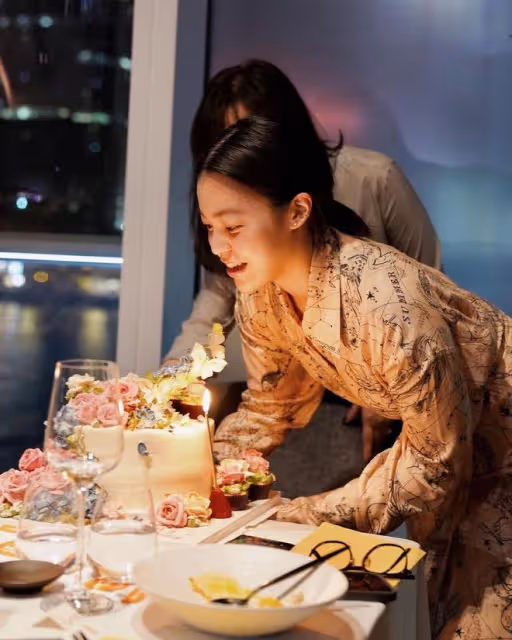鍾鎮濤一家五口罕同框，章小蕙女兒五官太像媽，顏值碾壓范姜女兒