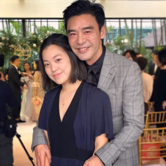 鍾鎮濤一家五口罕同框，章小蕙女兒五官太像媽，顏值碾壓范姜女兒