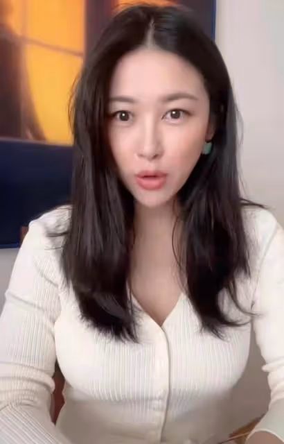 朱珠出月子後首次露面，瘦成小V臉太神奇，穿針織衫變性感尤物