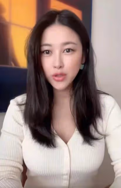 朱珠出月子後首次露面，瘦成小V臉太神奇，穿針織衫變性感尤物