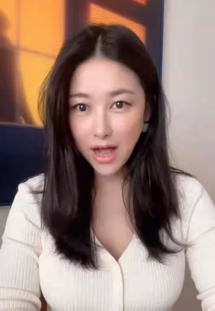 朱珠出月子後首次露面，瘦成小V臉太神奇，穿針織衫變性感尤物