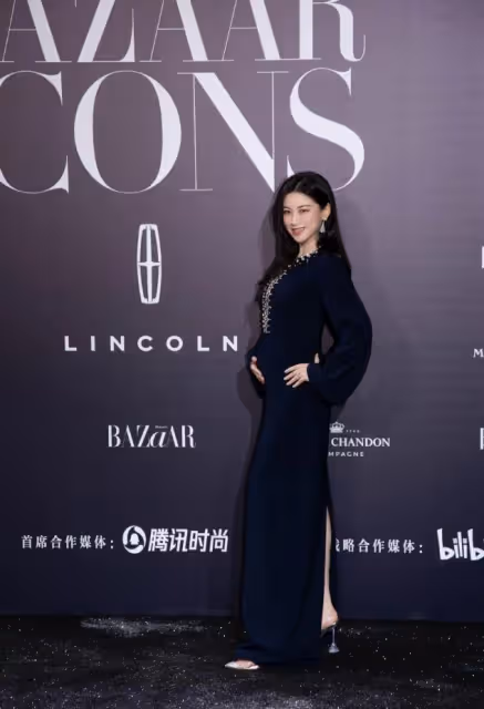 朱珠出月子後首次露面，瘦成小V臉太神奇，穿針織衫變性感尤物