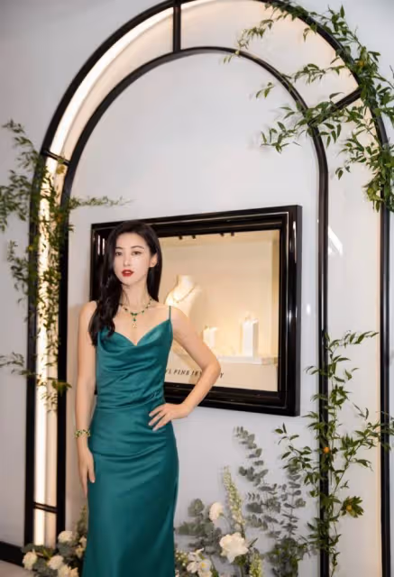 朱珠出月子後首次露面，瘦成小V臉太神奇，穿針織衫變性感尤物