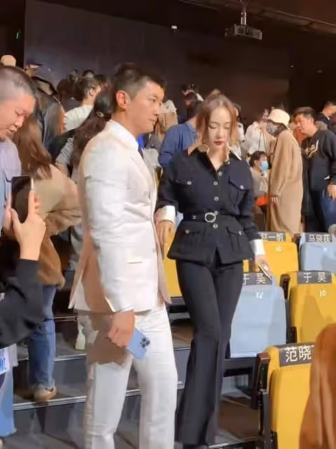 霍思燕怎麼腫成這樣，額頭飽滿臉僵硬，腰身更是渾圓系不住