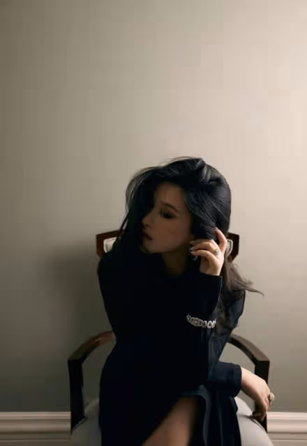 朱珠產後曬照，普通針織裙穿出絕美S曲線，這身材女人看了都羨慕