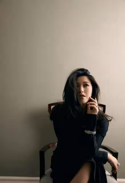朱珠產後曬照，普通針織裙穿出絕美S曲線，這身材女人看了都羨慕