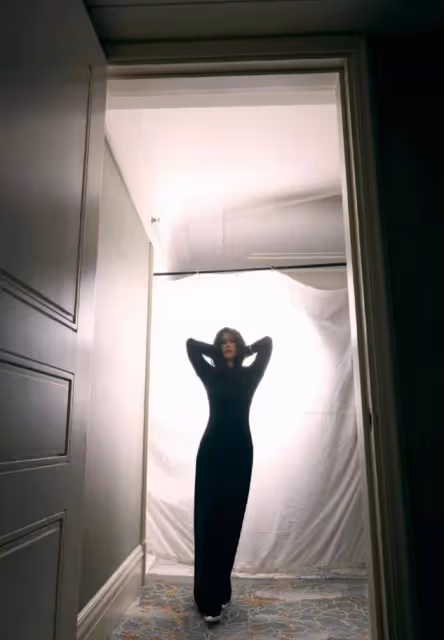朱珠產後曬照，普通針織裙穿出絕美S曲線，這身材女人看了都羨慕