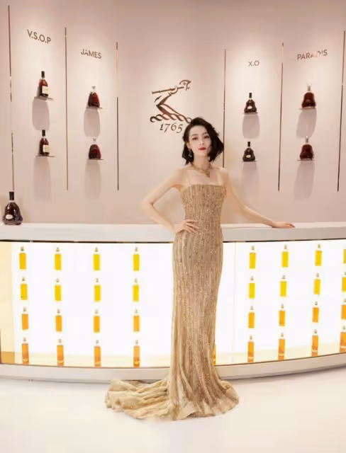 朱珠產後曬照，普通針織裙穿出絕美S曲線，這身材女人看了都羨慕