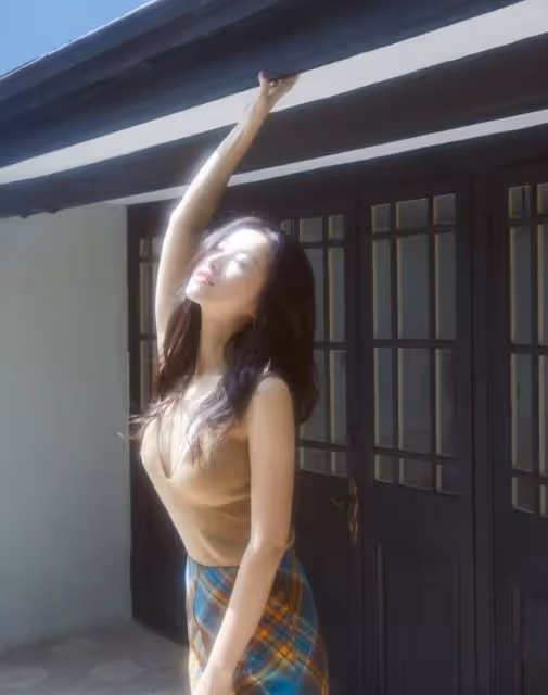 朱珠產後曬照,普通針織裙穿出絕美S曲線,這身材女人看了都羨慕
