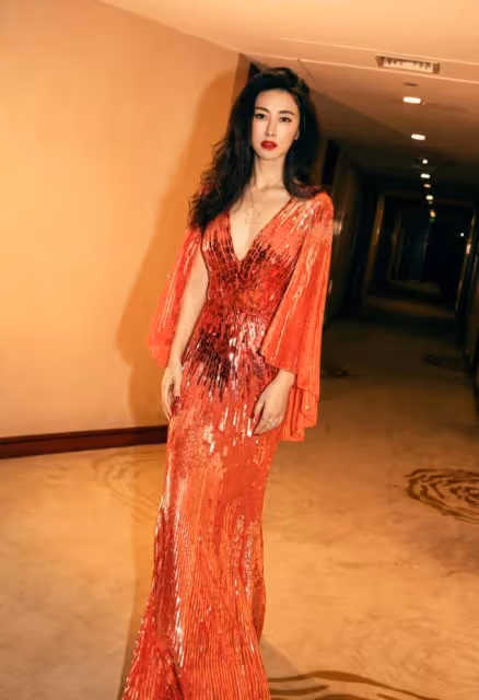 朱珠產後曬照,普通針織裙穿出絕美S曲線,這身材女人看了都羨慕