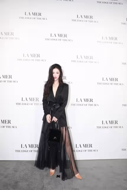 朱珠產後曬照,普通針織裙穿出絕美S曲線,這身材女人看了都羨慕