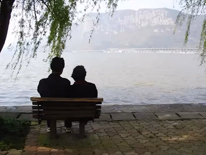 80年她瞞著前任生子,31年後兒子找生父認親,現任妻子:有他沒我