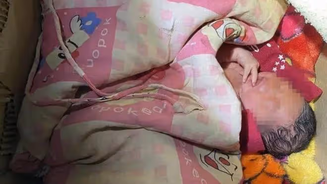 10年丈夫從家門口抱回一棄嬰,孩子長大後像丈夫,妻子要求做DNA